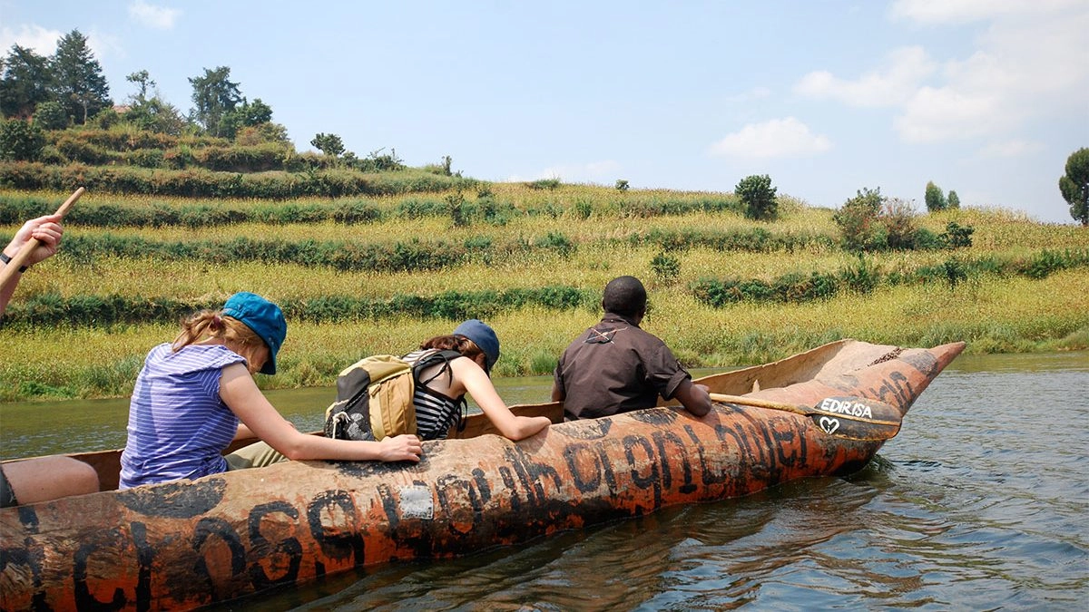 Day 10: Transfer to Lake Bunyonyi and canoeing